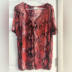 Jaclyn Smith Red and Black Snake Print Short Sleeve Top✨